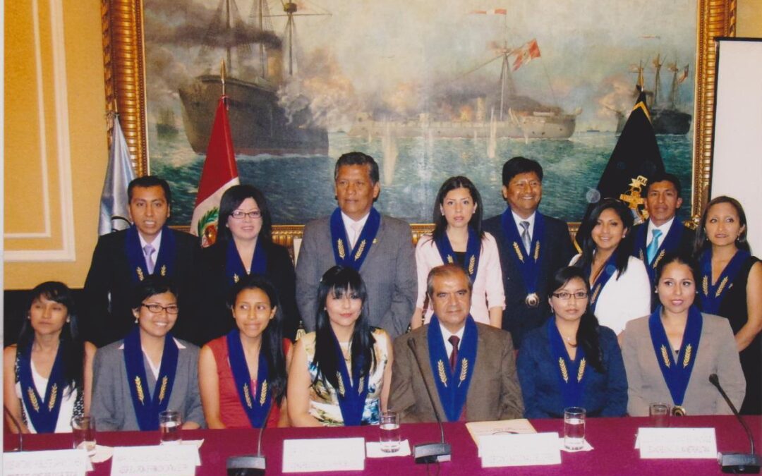 PARTICIPA EN LA CEREMONIA DE COLEGIATURA